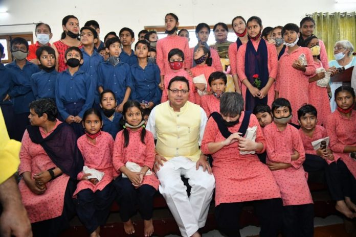 Chief-Minister-Dhami-celebrated-his-birthday-with-the-children-of-Bal-Vanitha-Ashram-1068x712