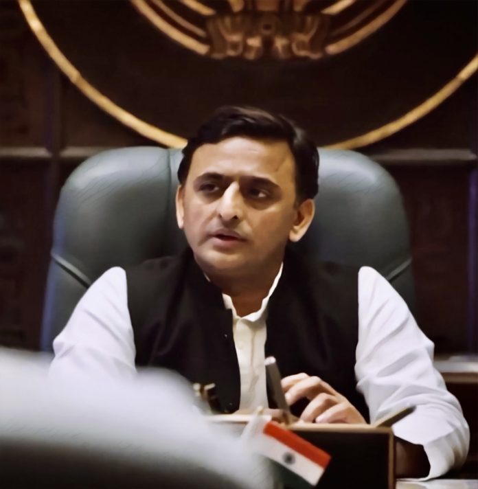 UP_CM_Akhilesh_Yadav_in_a_meeting1FB2FBB5-DCA5-45B0-AE7E-9C008212F85D