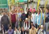 शुगर मिल के गेट पर धरने पर बैठ गए पूर्व मुख्यमंत्री हरीश रावत