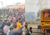 बिहार में दूसरे दिन भी रेलवे अभ्यर्थियों का बवाल: नवादा में इंजन जलाया, ट्रैक से क्लिप उखाड़े; सीतामढ़ी में पुलिस फायरिंग