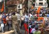 हनुमान चालीसा पर हंगामाः MP नवनीत राणा के घर के बाहर शिवसैनिकों का हंगामा, बैरिकेड्स तोड़ बोले- स्वागत को आए हैं, दम है तो नीचे आएं