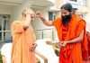 जब यूपी सीएम योगी आदित्यनाथ की योग गुरु बाबा रामदेव ने उतारी आरती, लगाया टीका