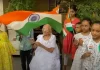 हर घर तिरंगा: पीएम मोदी की मां ने बच्चों में बांटा तिरंगा, आजादी के अमृत महोत्सव पर दिए आशीर्वाद