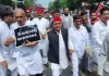 विधानसभा के आखिरी दिन सपा ने सदन से किया वॉकआउट, विधायकों संग पार्टी कार्यालय तक पैदल गए अखिलेश यादव