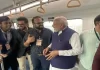 PM मोदी ने वंदे भारत एक्सप्रेस को दिखाई हरी झंडी, खुद टिकट खरीद कर रहे मेट्रो ट्रेन की सवारी