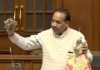 दिल्ली विधानसभा में ड्रामा: AAP विधायक ने दिखाए झोलाभर नोट, दावा किया उन्हें खरीदने की कोशिश की गई