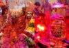 मथुरा में खेली जाती है कई तरह की होली, कहीं लट्ठ चलते हैं तो कहीं होती है लड्डू और फूलों की बारिश